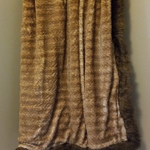 Dennis Basso Platinum Oversized Faux Fur Throw with Trim (Blonde)